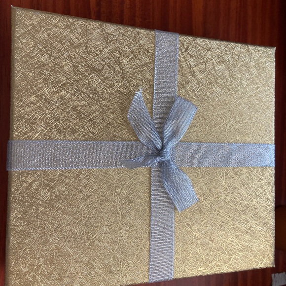 Red pearl necklace with gift box - Picture 3 of 6